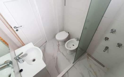 Vendo Excelente Semipiso en Flores 3amb  a la calle sobre Av. Rivadavia. Reformado a Nuevo!
