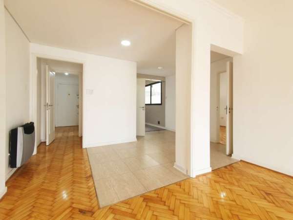 Vendo Excelente Semipiso en Flores 3amb a la calle sobre Av. Rivadavia. Reformado a Nuevo!