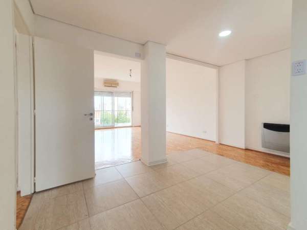 Vendo Excelente Semipiso en Flores 3amb a la calle sobre Av. Rivadavia. Reformado a Nuevo!