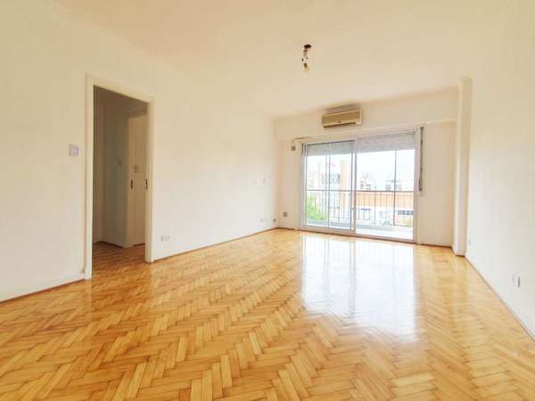 Vendo Excelente Semipiso en Flores 3amb a la calle sobre Av. Rivadavia. Reformado a Nuevo!