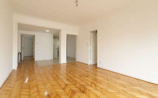 Vendo Excelente Semipiso en Flores 3amb  a la calle sobre Av. Rivadavia. Reformado a Nuevo!