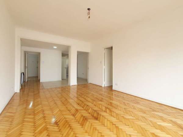 Vendo Excelente Semipiso en Flores 3amb a la calle sobre Av. Rivadavia. Reformado a Nuevo!