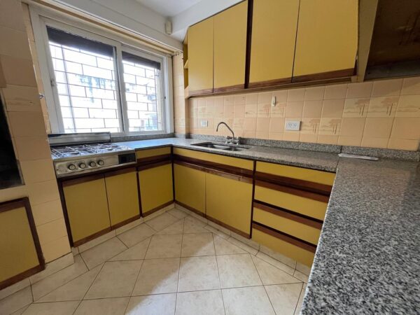 Piso 7mo en Venta de 6 Ambientes c/ Dependencia, Cochera Fija Techada y Baulera Entrega inmediata