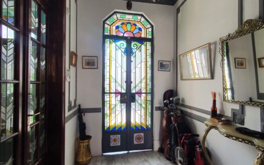 Dueña vende casa estilo Art Deco