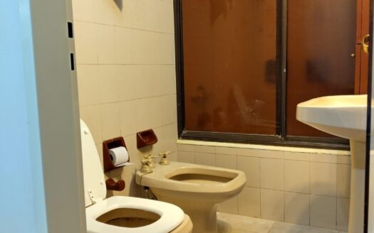 Caba -Balvanera-5 Ambientes con 3 Baños – Luminoso con amplios placards – Excelente Circulacion – Bien Conservado