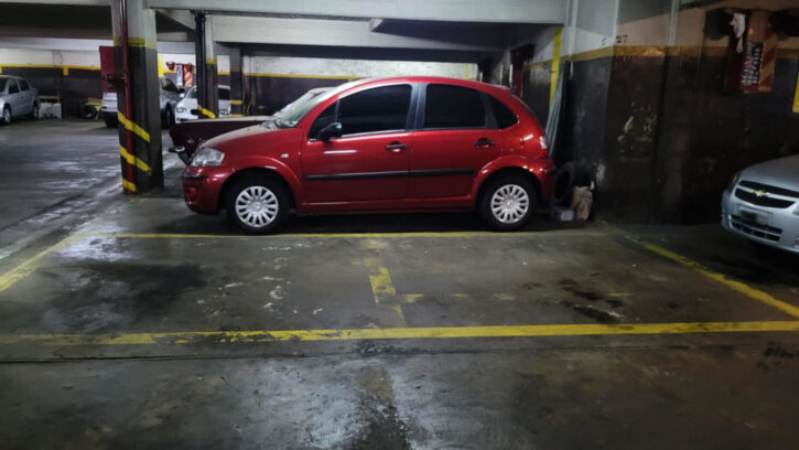 Vendo Amplia Cochera Fija Cubierta En Pb En Almagro En Edificio De Cocheras Sobre Rivadavia