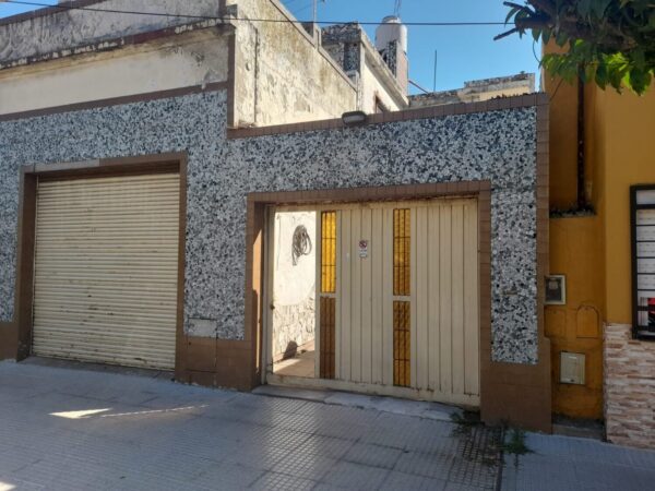 Oportunidad !! Casa con local a refaccionar aprox. 155 mt2 total – múltiples opciones