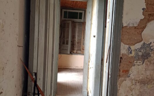 Casa en venta sobre terreno propio a refaccionar