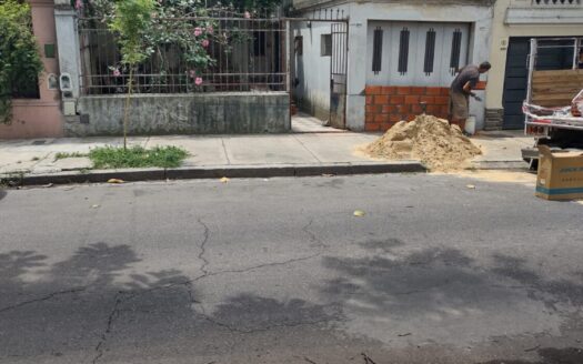 Casa en venta sobre terreno propio a refaccionar