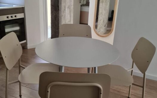 Hermoso depto de 2 amb con patio. Con muebles y electrodomesticos.