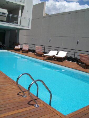 Amplio Monoambiente con patio y parrilla en edificio con amenities