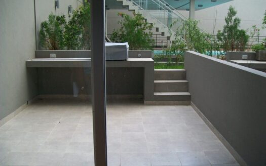 Amplio Monoambiente con patio y parrilla en edificio con amenities