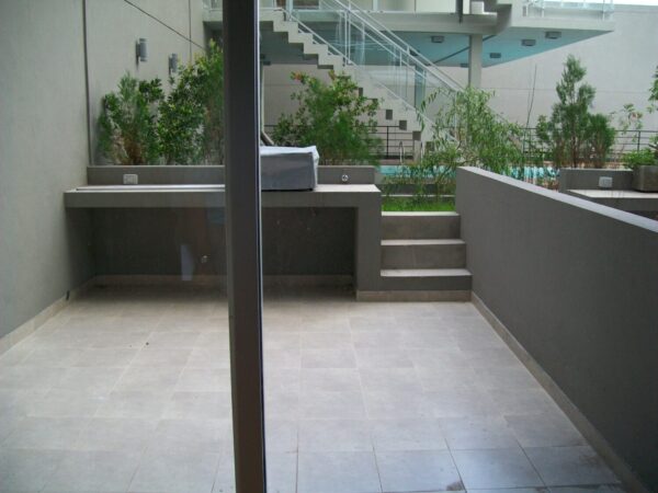 Amplio Monoambiente con patio y parrilla en edificio con amenities