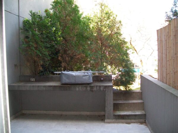 Amplio Monoambiente con patio y parrilla en edificio con amenities