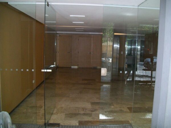 Amplio Monoambiente con patio y parrilla en edificio con amenities