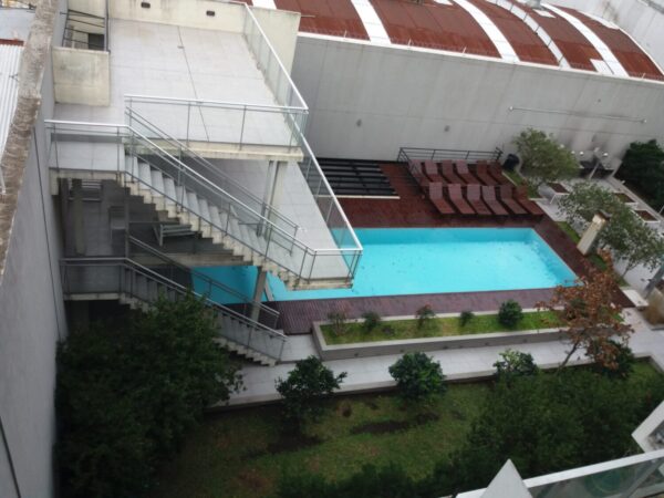 Amplio Monoambiente con patio y parrilla en edificio con amenities