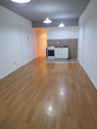Amplio Monoambiente con patio y parrilla en edificio con amenities