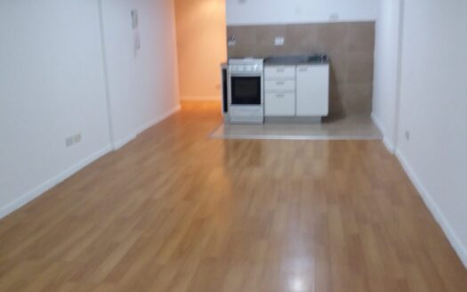 Amplio Monoambiente con patio y parrilla en edificio con amenities