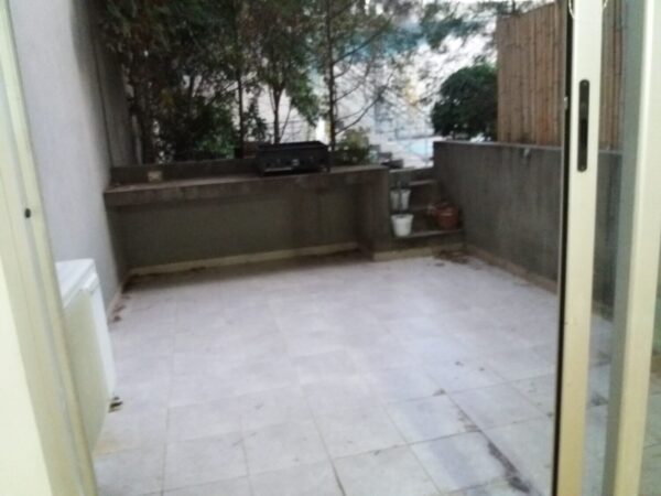 Amplio Monoambiente con patio y parrilla en edificio con amenities