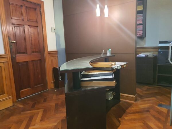 OFICINA EN ALQUILER - 100M2 - despachos y salon co-work- ZONA CENTRO - LISTA PARA INGRESAR - EXCELENTE ESTADO.