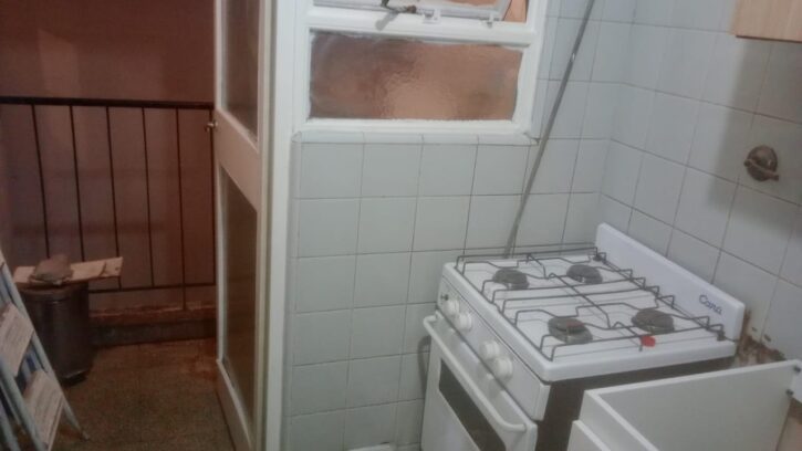 alquilo depto 2 amb, excelente ubicacion sobre av.corrientes y edificio impecable