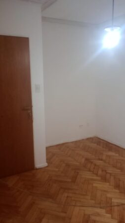 alquilo depto 2 amb, excelente ubicacion sobre av.corrientes y edificio impecable
