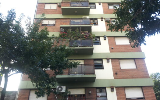 Alquilo Departamento a la calle en Parque Chacabuco 3 Ambientes primer piso con patio