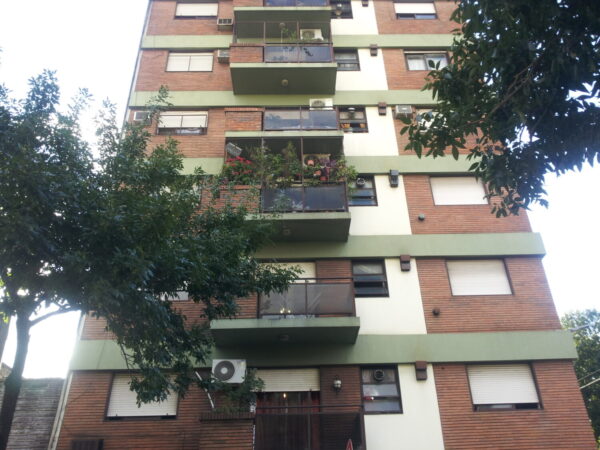 Alquilo Departamento a la calle en Parque Chacabuco 3 Ambientes primer piso con patio
