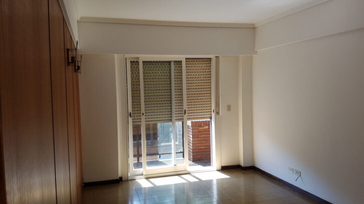 Alquilo Departamento a la calle en Parque Chacabuco 3 Ambientes primer piso con patio
