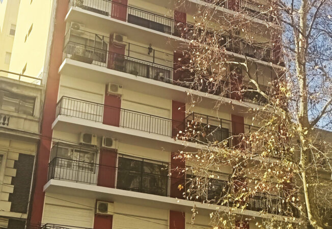 Venta Departamento Caballito 3 ambientes c/dependencia en Acoyte y Rivadavia. Frente. Balcón. Apto profesional. Baulera. Sup. Total 91 m2