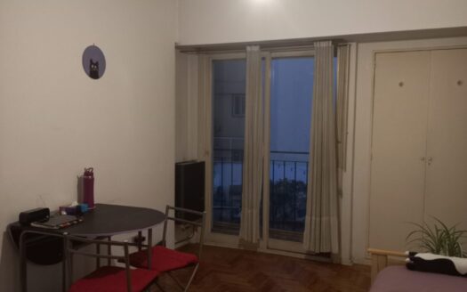Alquilo monoambiente con cocina independiente, Apto profesional. Zona Recoleta