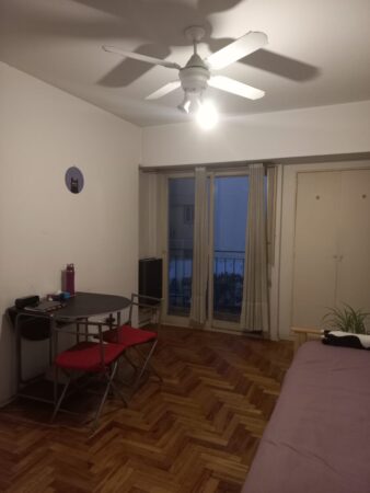 Alquilo monoambiente con cocina independiente, Apto profesional. Zona Recoleta