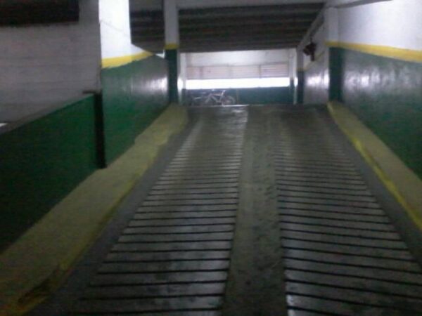Excelente cochera fija en alquiler en Almagro (Rawson a metros de Rivadavia) cubierta. Con seguridad durante todo el dia.
