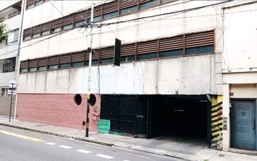 Excelente cochera fija en alquiler en Almagro (Rawson a metros de Rivadavia) cubierta. Con seguridad durante todo el dia.