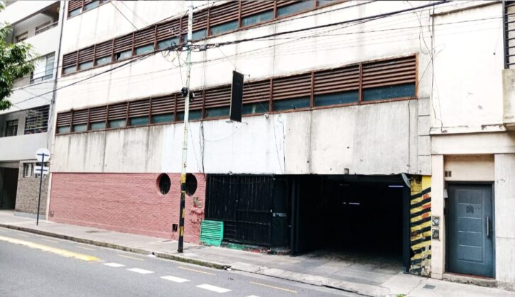 Excelente cochera fija en alquiler en Almagro (Rawson a metros de Rivadavia) cubierta. Con seguridad durante todo el dia.