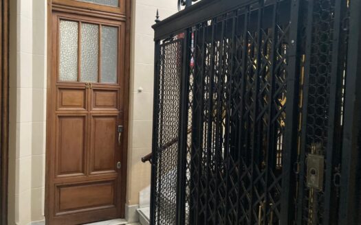 Departamento en Venta 4 ambientes, súper luminoso con techos altos, estilo casa.
