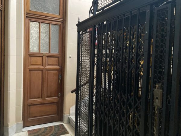 Departamento en Venta 4 ambientes, súper luminoso con techos altos, estilo casa.