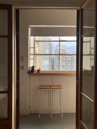 Departamento en Venta 4 ambientes, súper luminoso con techos altos, estilo casa.