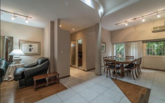 Impecable casa de 5 ambientes con cochera cubierta, patio, terraza y parrilla!  Sobre calle Zapiola al 4800, entre las de Vedia y Pico. ¡Para entrar a vivir! APTO CRÉDITO!   Entrada principal y garaje cubierto con portón elevadizo y espacios de guardado – Baulera