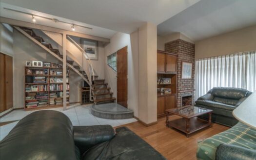 Impecable casa de 5 ambientes con cochera cubierta, patio, terraza y parrilla!  Sobre calle Zapiola al 4800, entre las de Vedia y Pico. ¡Para entrar a vivir! APTO CRÉDITO!   Entrada principal y garaje cubierto con portón elevadizo y espacios de guardado – Baulera