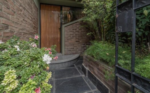 Impecable casa de 5 ambientes con cochera cubierta, patio, terraza y parrilla!  Sobre calle Zapiola al 4800, entre las de Vedia y Pico. ¡Para entrar a vivir! APTO CRÉDITO!   Entrada principal y garaje cubierto con portón elevadizo y espacios de guardado – Baulera