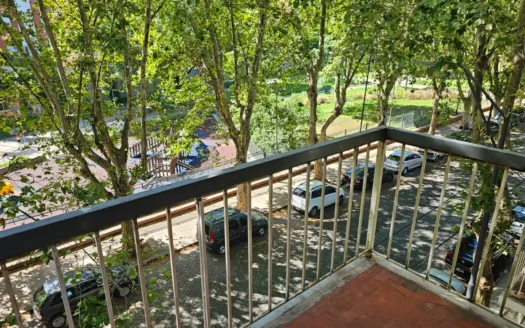 Departamento 3 ambiente frente a plaza