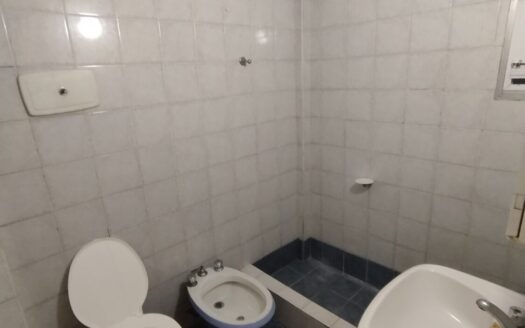 Amplio dos ambientes (uno con placard empotrado) con cocina y lavadero independientes en Almagro.