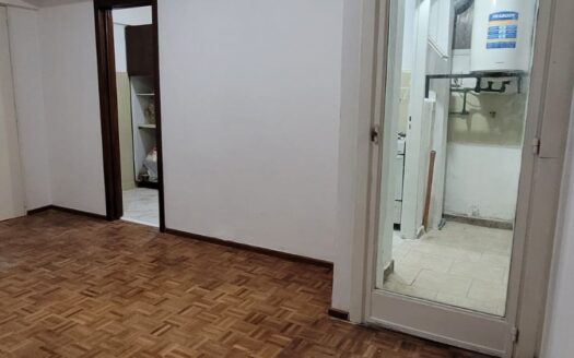 Departamento de 2 ambientes con patio en Caballito, sobre Avenida Directorio
