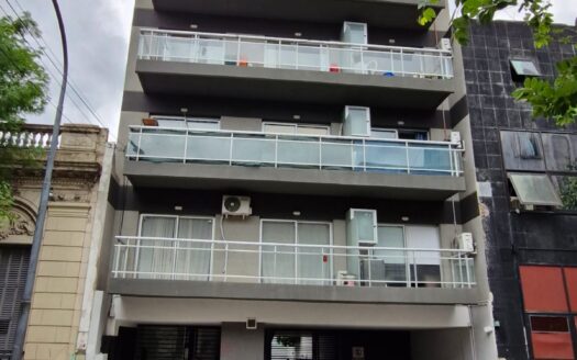 ALQUILER EXCELENTE Dpto. 2 amb. – 5° piso AL FRENTE. Vista abierta – EXPENSAS MUY BAJAS