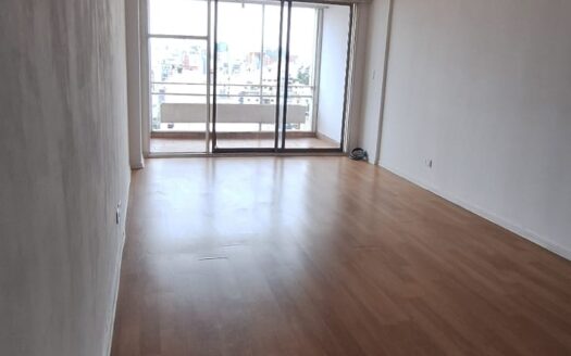 Amplio departamento 4 ambientes en Flores