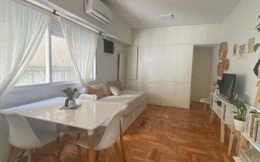 Hermoso Monoambiente En Una De Las Mejores Zonas, Recoleta! Muy Luminoso Con Balcón Y Con Aire Inverter Frio Calor. Bajas Expensas