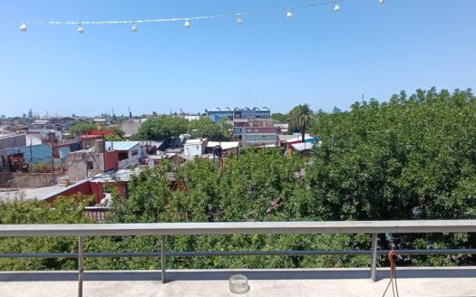 Monoambiente amplio y luminoso con piscina y balcón terraza. Apto mascota.
