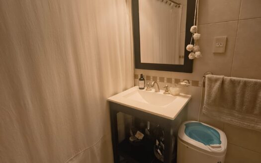 Dueño vende gran departamrento, 4 ambientes, 2º piso al frente, balcon-terraza, orientacion NE, todo luz. Parquet. Cocina doble circulacion. Para aprovechar