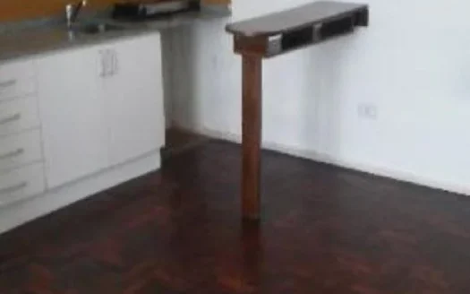 Monoambiente Reciclado con Piso de Madera y Desayunador.
